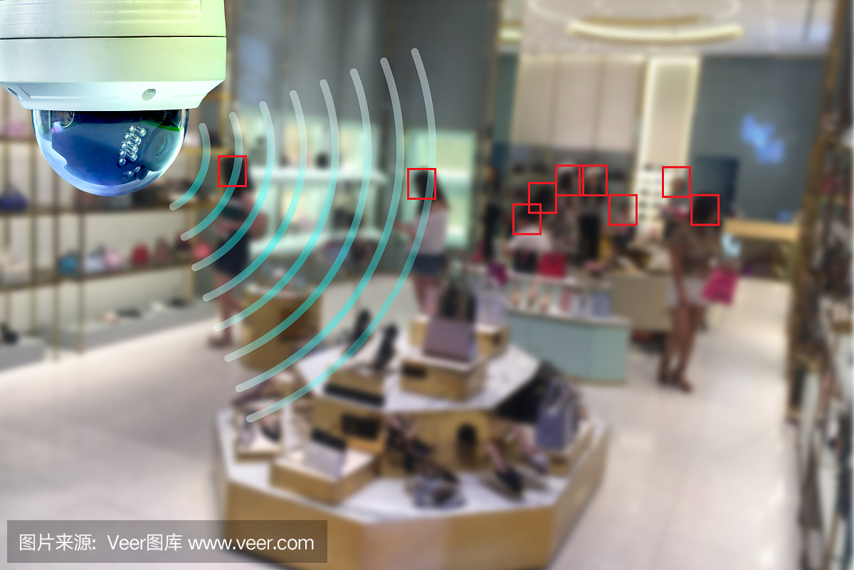 一個(gè)圓頂CCTV紅外攝像頭技術(shù)4.0在購物中心看安全區(qū)域的人顯示標(biāo)識與檢查和追求在綠色盒子安全區(qū)域的人